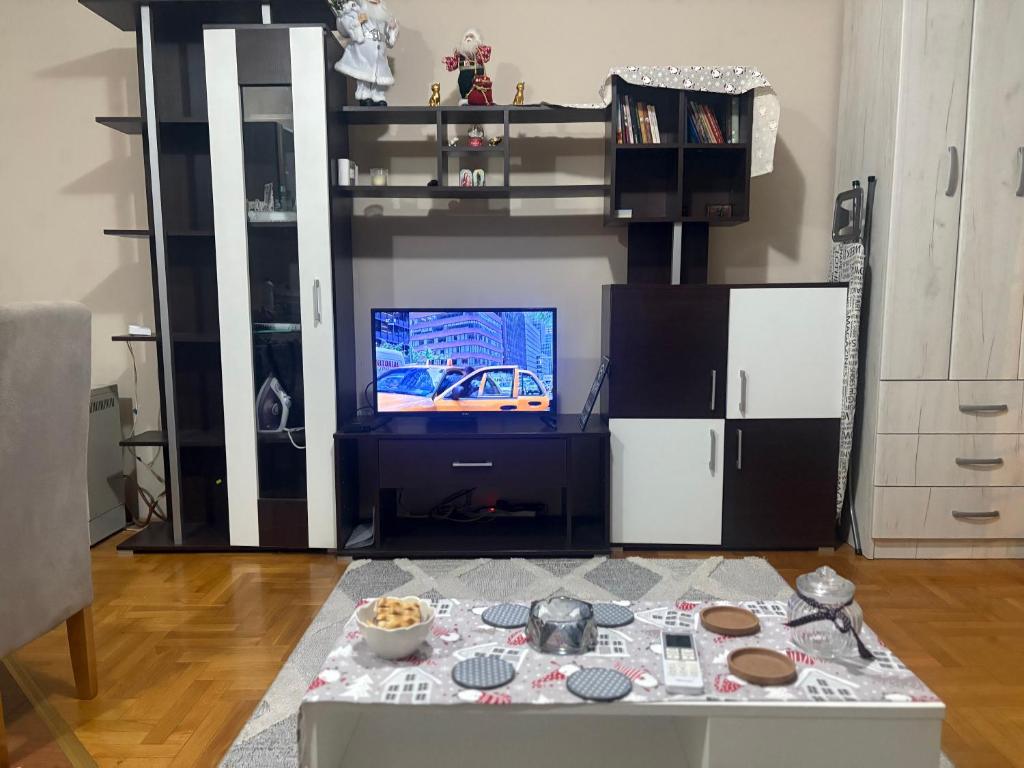 Μια τηλεόραση ή/και κέντρο ψυχαγωγίας στο Stan blizu izlaza na autoput