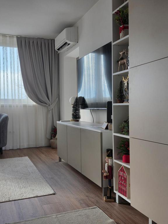 Airport nest Sarajevo في سراييفو: غرفة معيشة مع مكتب ونافذة