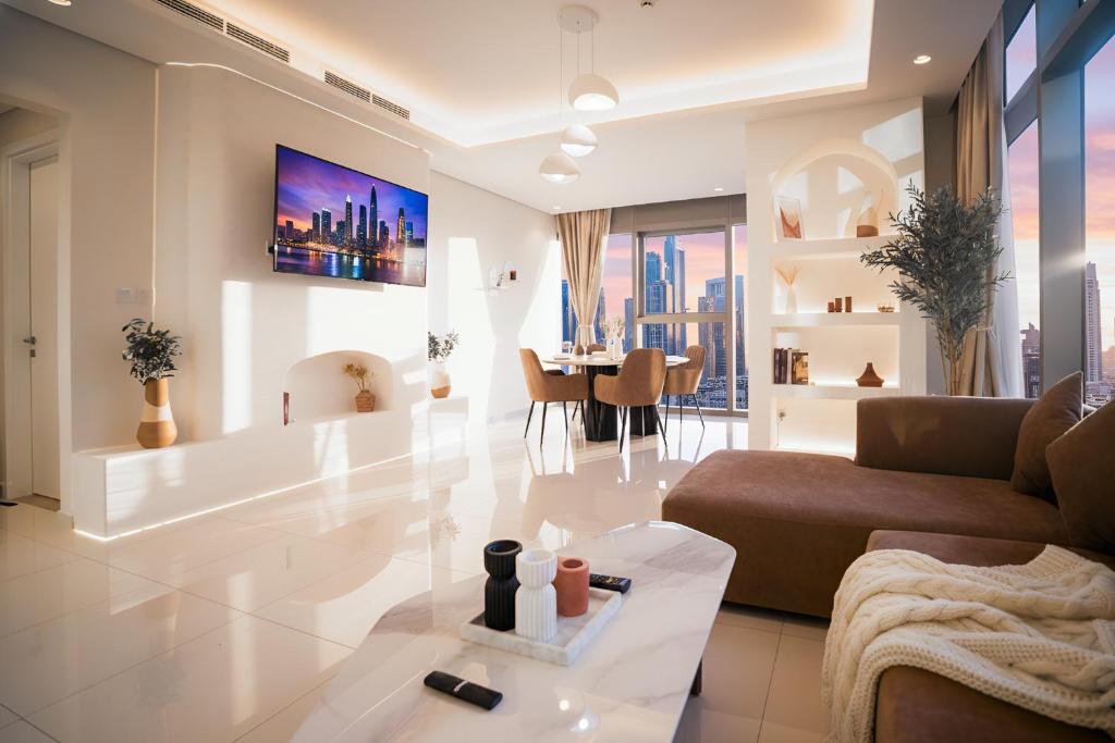 ein Wohnzimmer mit Sofa und Tisch in der Unterkunft Luxury 2B Burj Khalifa NYE Views, 5-Star Amenities in Dubai