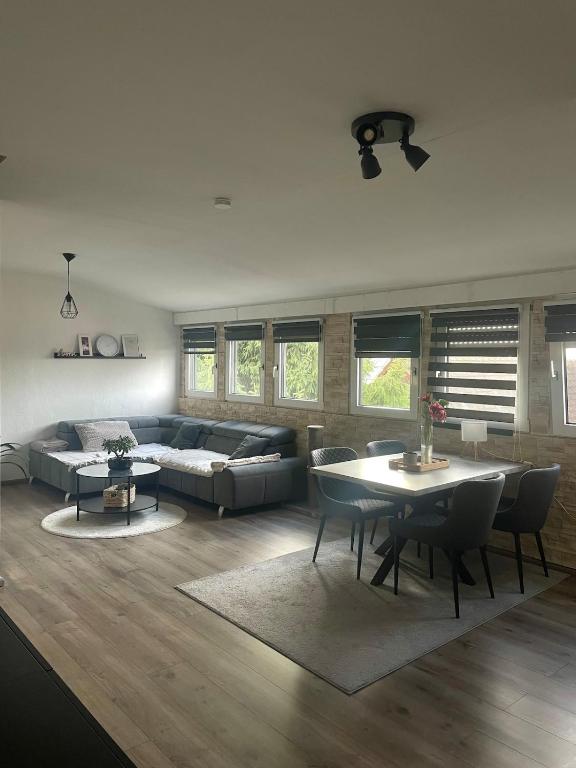 リューネンにあるGemütliche & voll ausgestattete Stadtwohnungのソファとテーブルのあるリビングルーム