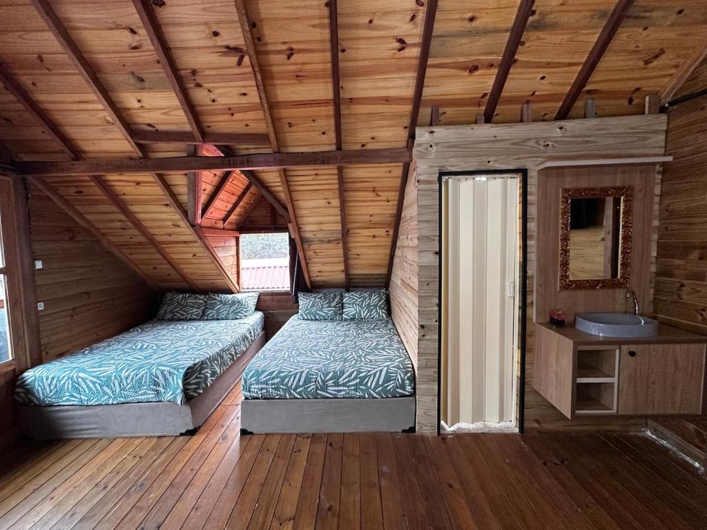 Кровать или кровати в номере Chalé Pé na água