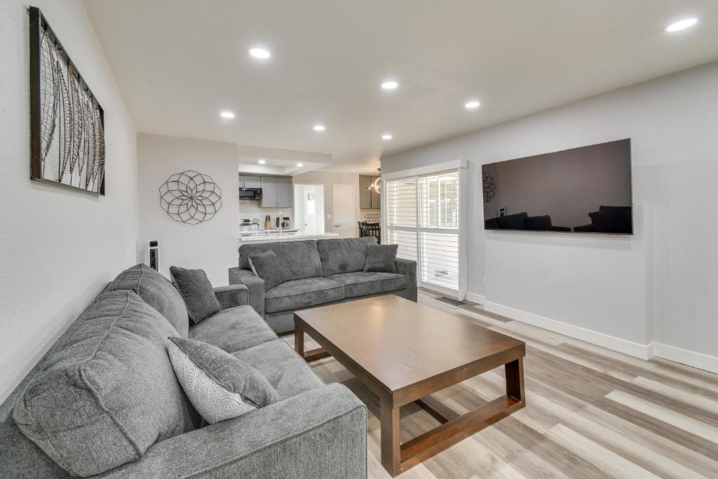 マーセドにある2 Mi to UC Merced Modern Home with Private Yardのソファとテーブルのあるリビングルーム