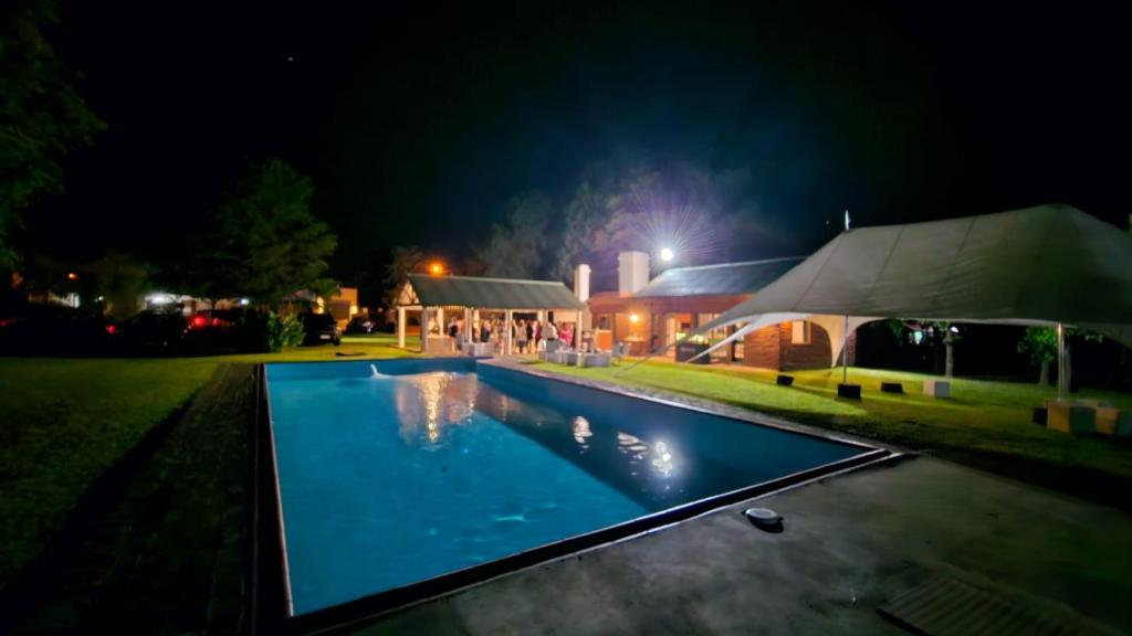 ein Swimmingpool vor einem Haus bei Nacht in der Unterkunft Casa quinta Cerrito Colorado in Junín