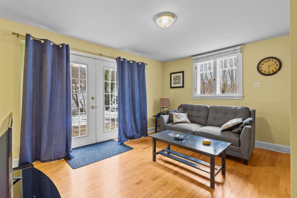 een woonkamer met een bank en een tafel bij Midstream Loft 2BR Parking W&D in St. John's