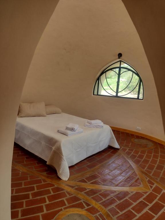 una camera con letto e finestra di Cabañas Las Luciérnagas a San Javier