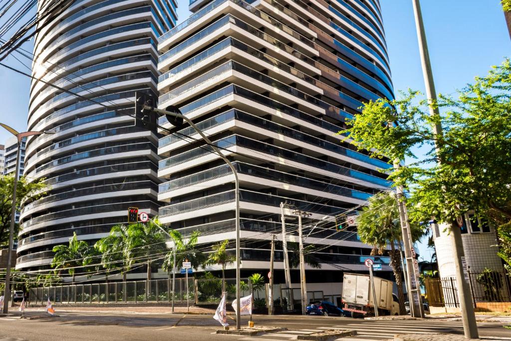 un edificio alto con muchas ventanas en Apartamento na Beira Mar de Fortaleza - Edifício Landscape, en Fortaleza