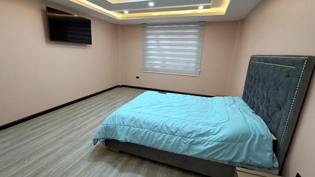 GualaceoにあるQuinta Nalligの青い毛布が掛けられたベッドのある寝室