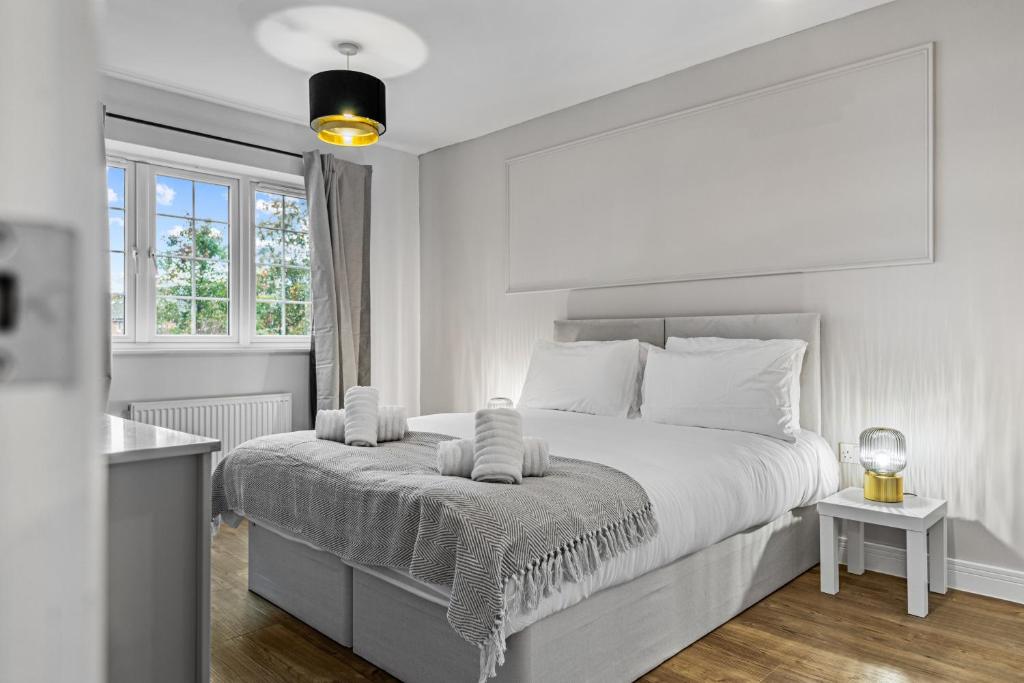 En eller flere senge i et værelse på Spacious 5 Bed House in Reading by Amber Stays, Perfect for Business & Contractors, Sleeps 12