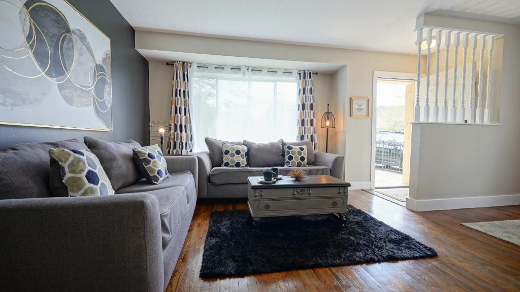 een woonkamer met een bank en een tafel bij Honey Pot House in Novi