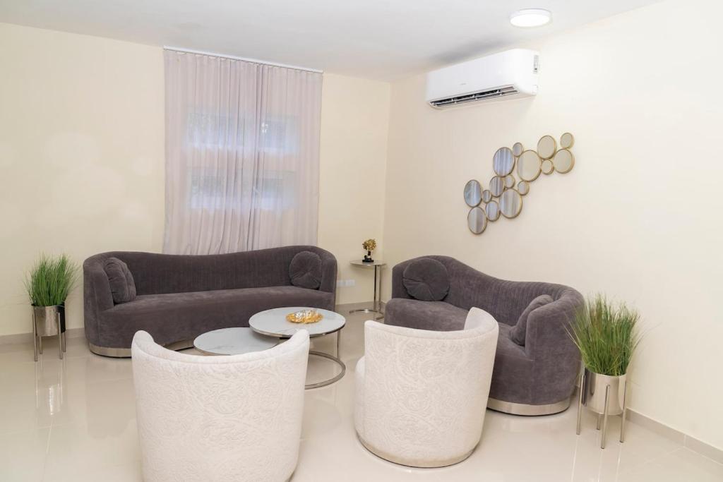 un soggiorno con 2 divani, tavolo e sedie di La Isla Royal - Materia Oscura a Miches