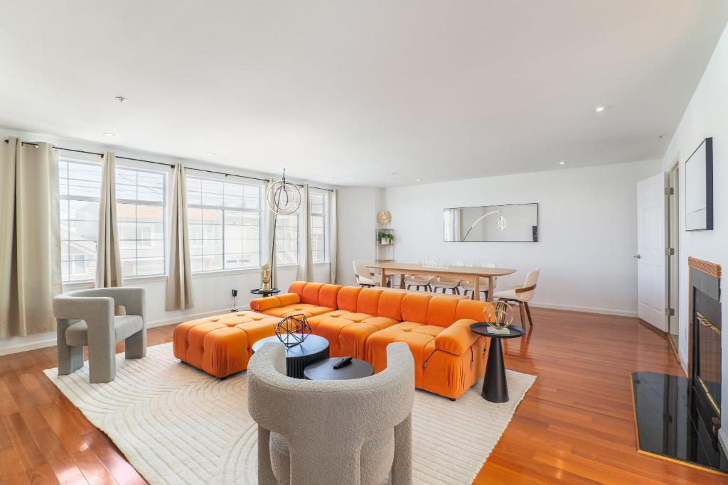 Гостиная зона в Marbella Lane - Vibrant 5BR Home in Daly City