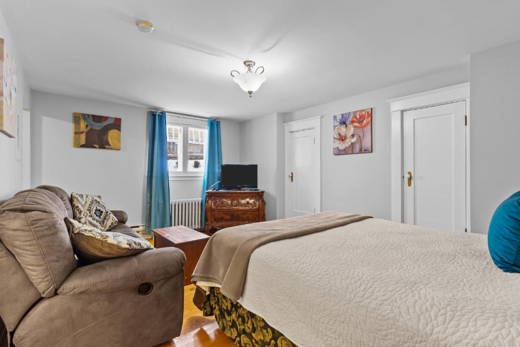 Modern Manor Studio WiFi Parking في سانت جون: غرفة نوم بها سرير وأريكة