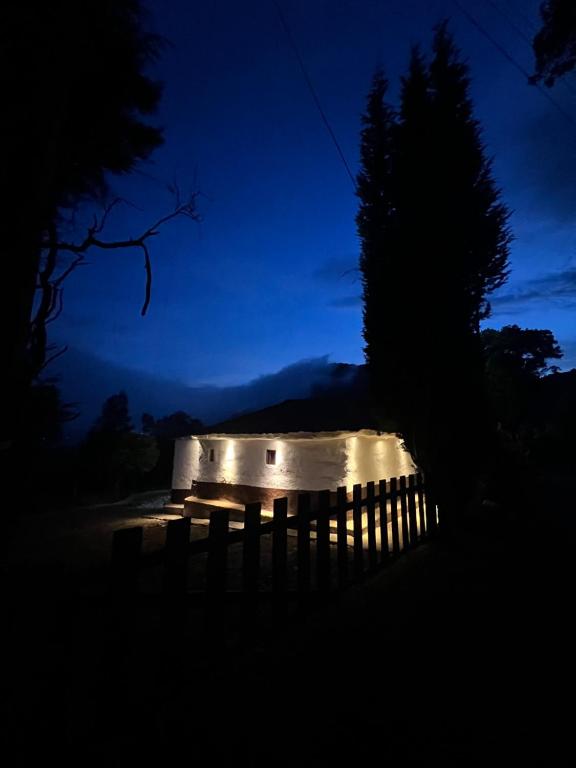 um prédio iluminado na escuridão da noite em Casa AB em Zipaquirá