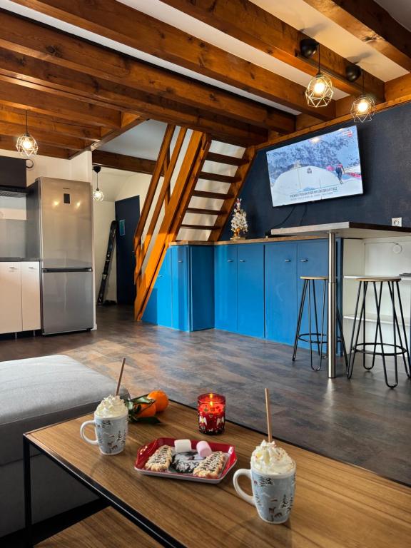 ein Wohnzimmer mit einem Tisch, auf dem Getränke stehen in der Unterkunft Duplex cosy in Challes-les-Eaux