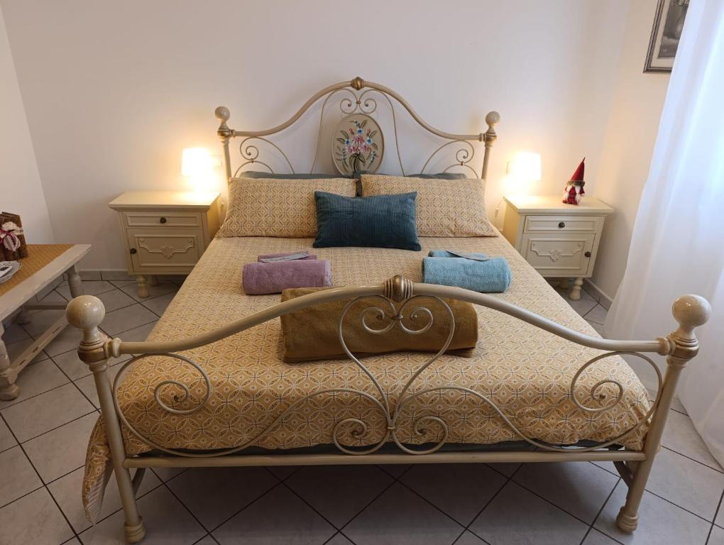 Postel nebo postele na pokoji v ubytování Book Nook Pisa, vicino all'Ospedale di Cisanello e all'Aeroporto, parcheggio privato a disposizione