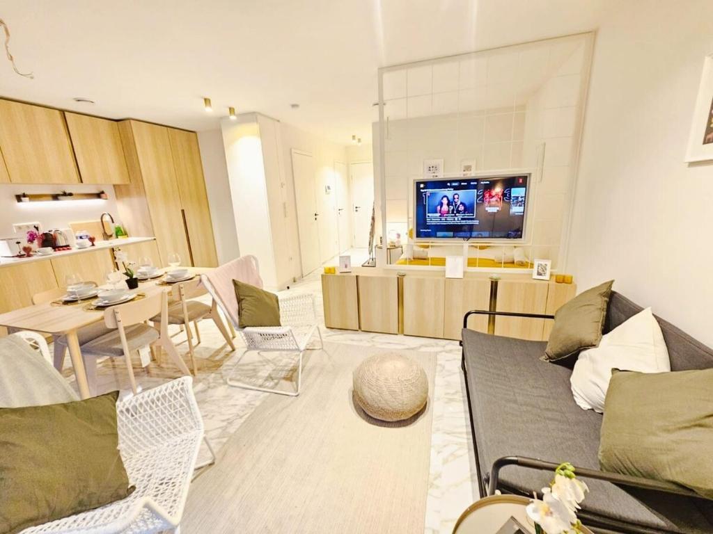 Cosy Terrace Studio close to city center-Limp11 في لوكسمبورغ: غرفة معيشة مع أريكة وغرفة طعام