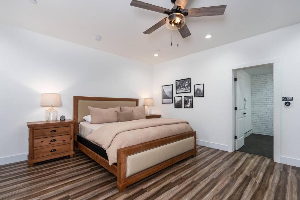 Ένα ή περισσότερα κρεβάτια σε δωμάτιο στο Kinslee Suite at The Four Daughters Inn