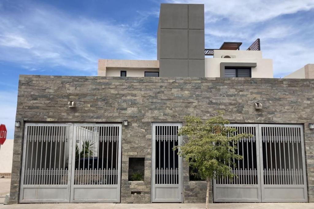 Los BledalesCasa Del Sol的前面有两扇车库门的建筑