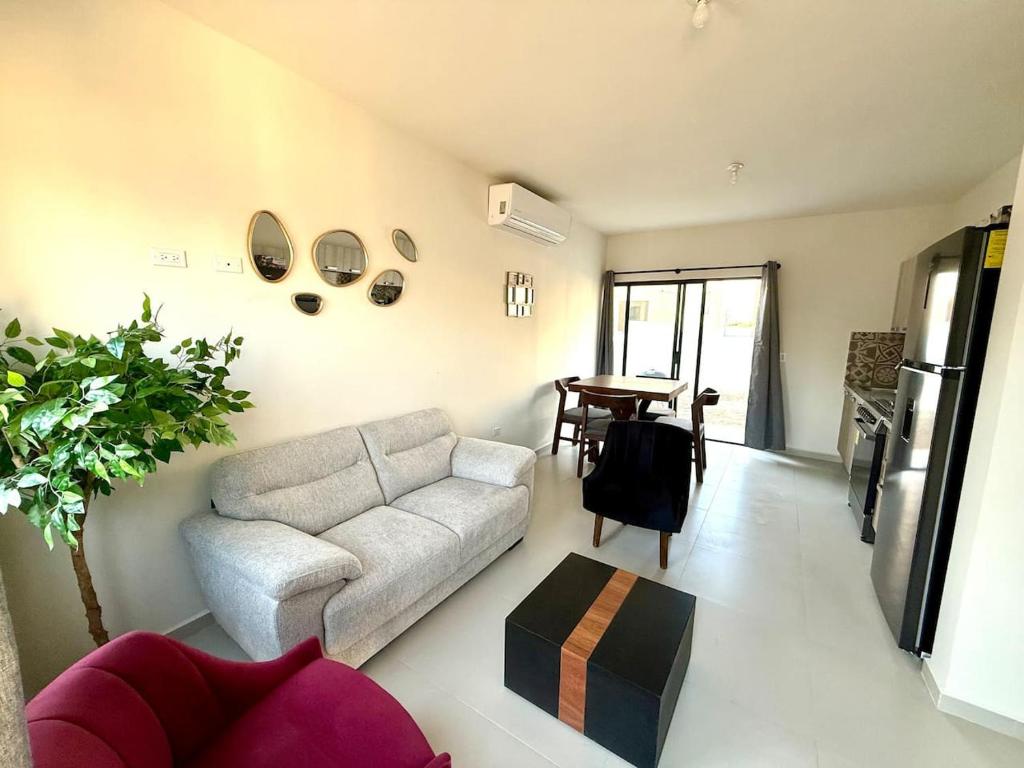 Posezení v ubytování Cozy Modern Retreat with Pool