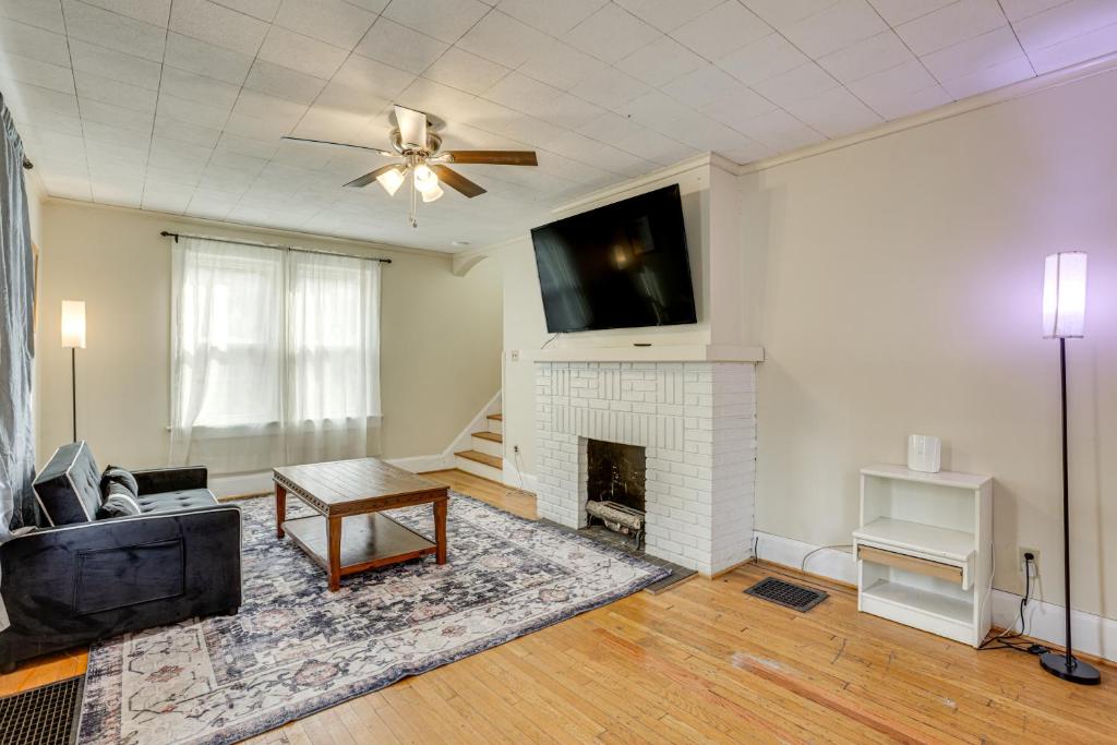 TV a/nebo společenská místnost v ubytování Near University Ave! Pet-Friendly 3BR with Foosball!