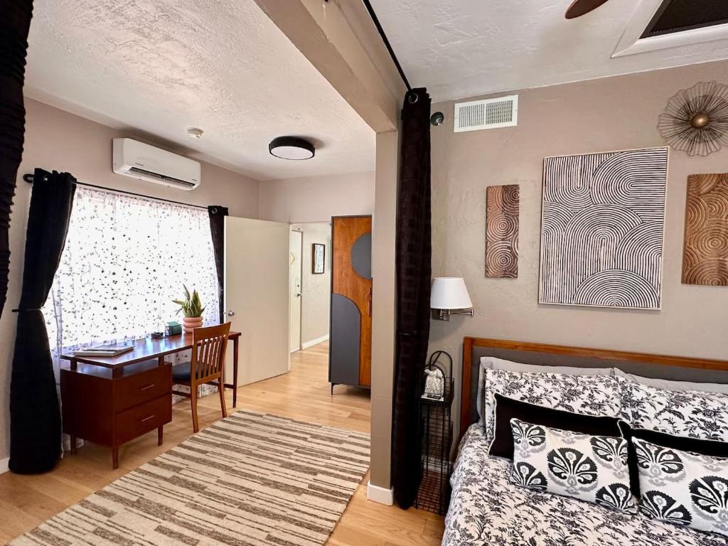 Postel nebo postele na pokoji v ubytování Downtown Midcentury Studio plus 3 mins to Farmers Mkt