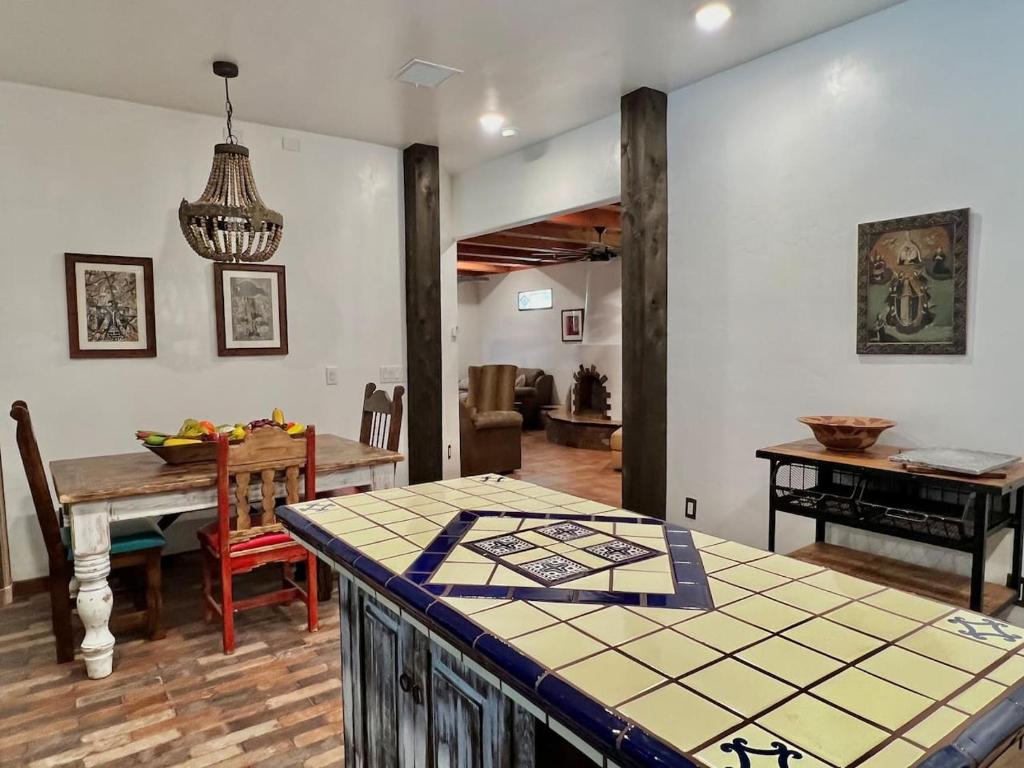 Fotografie z fotogalerie ubytování 2 king bds 2.5 bathrooms in the heart of Downtown v destinaci Las Cruces