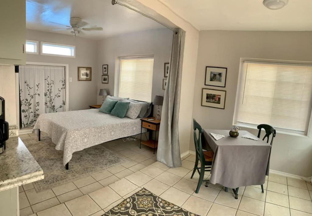 Postel nebo postele na pokoji v ubytování Studio with queen bed, pets ok, 3 min to Farmers mkt