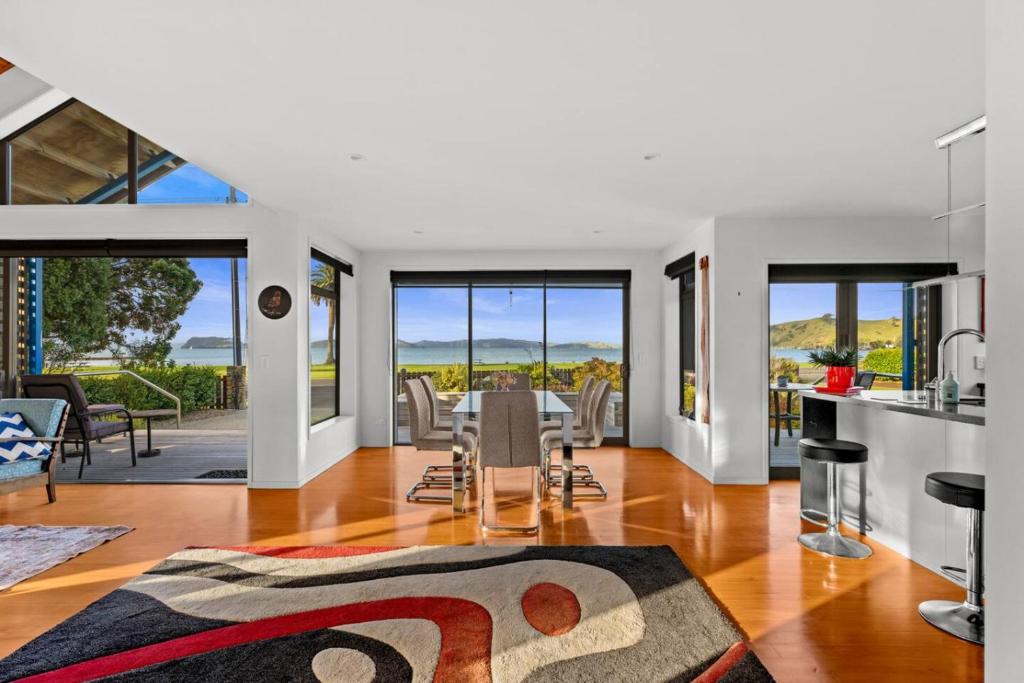 Χώρος καθιστικού στο Stunning Beachfront Home - 15 minutes to Clevedon