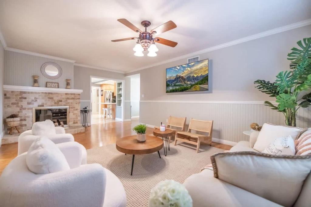 Posezení v ubytování Marbella Lane - Charming 4BR Bungalo for Relaxing Retreat