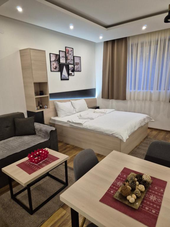 una camera da letto con un letto e un soggiorno di President Kop S9, S3 & A102 a Kopaonik