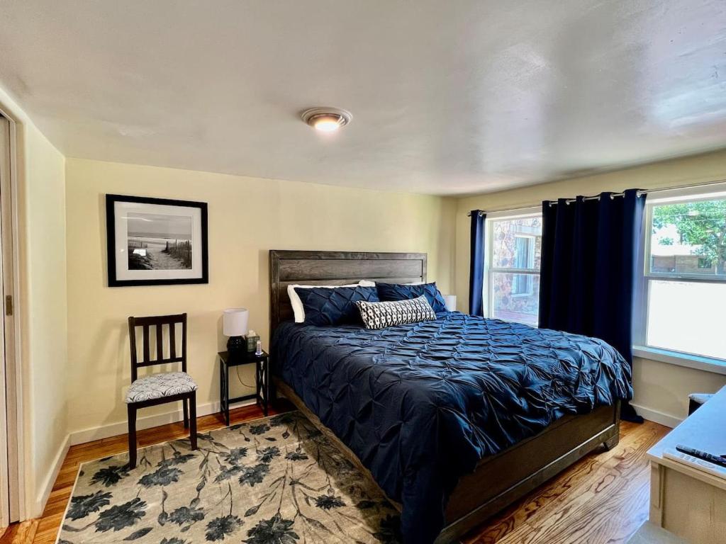 En eller flere senge i et værelse på 1 king bd with big fenced back yard pets welcome