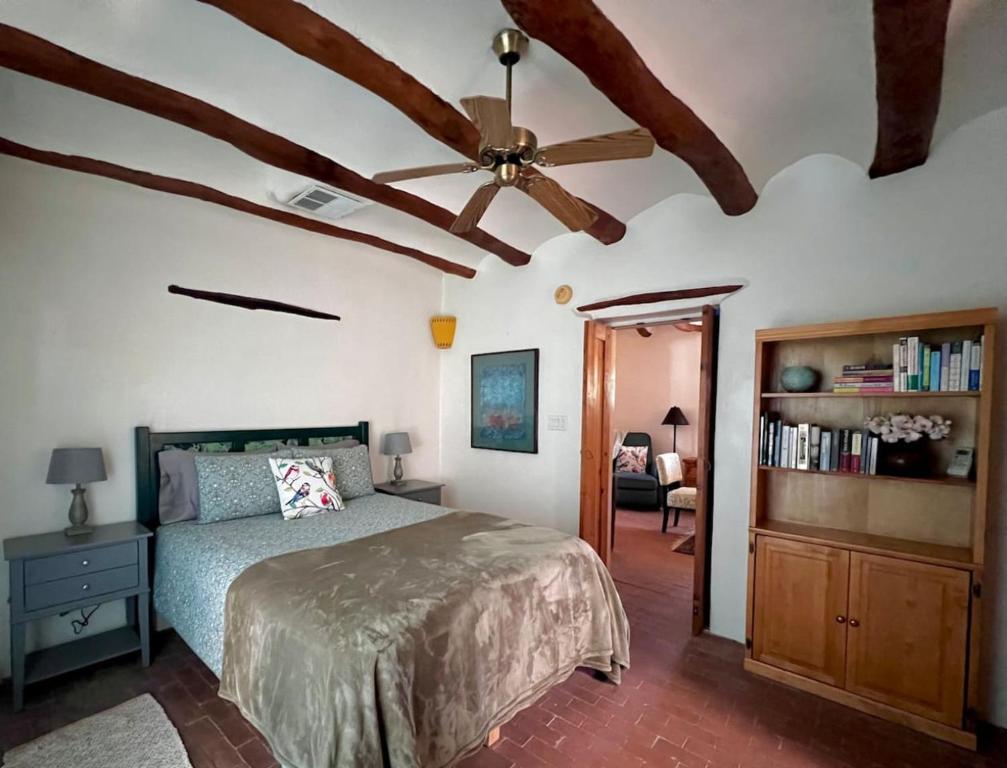 ein Schlafzimmer mit Bett und Deckenventilator in der Unterkunft 2 bed, yard, pet friendly in Historic Mesilla. in Mesilla