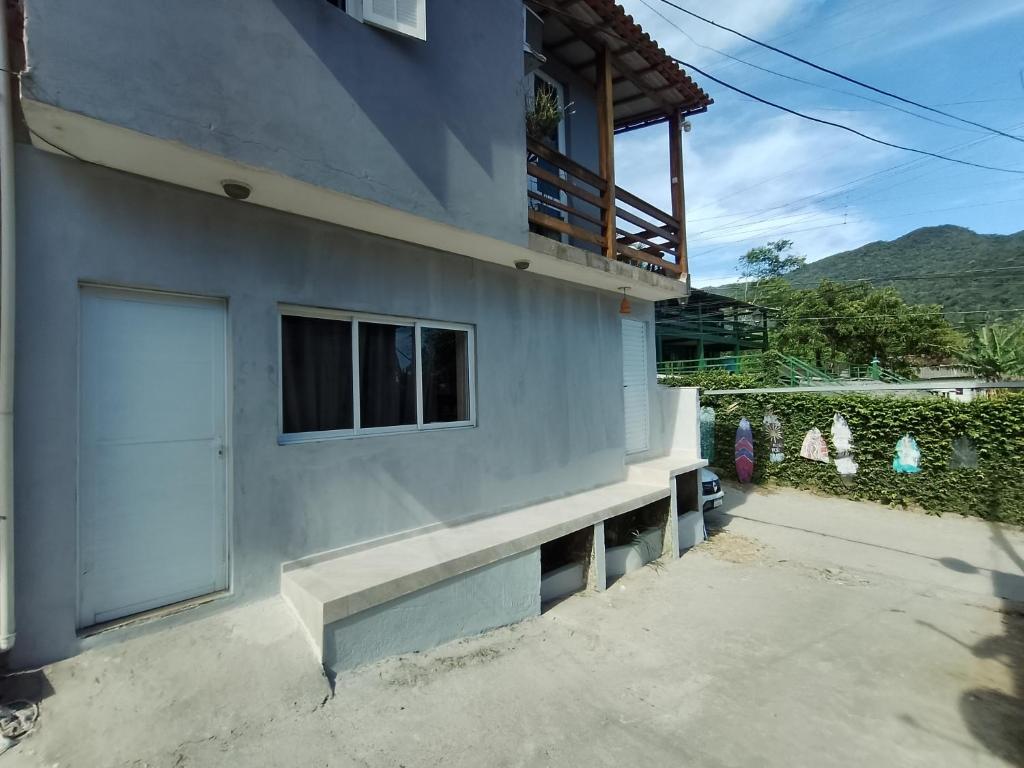 Nespecifikovaný výhled na hory nebo výhled na hory při pohledu z prázdninového domu