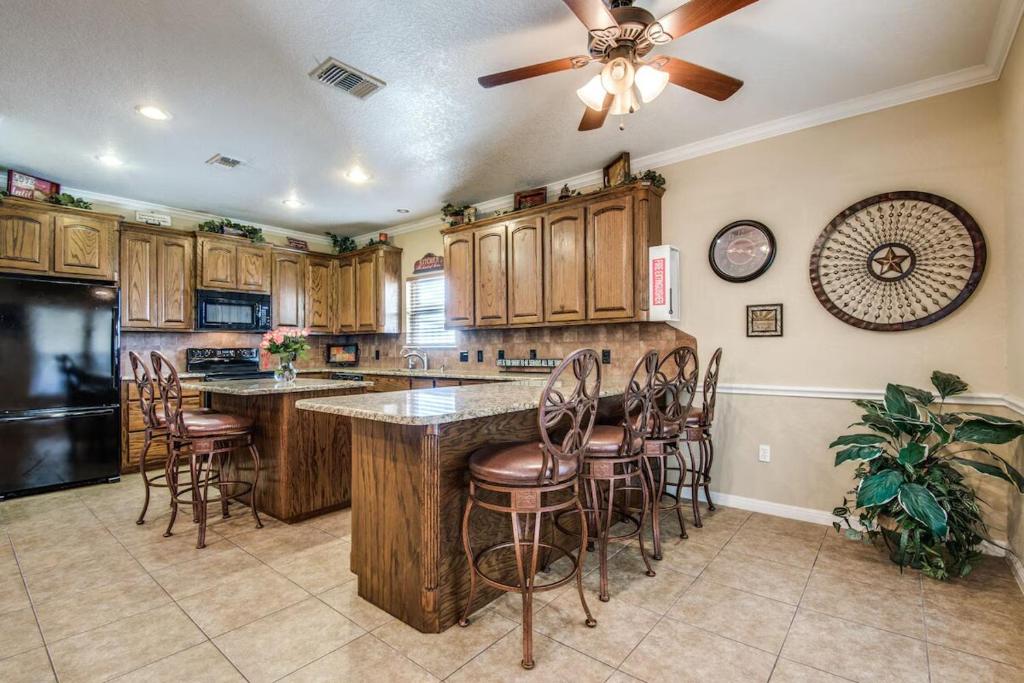 Kuchyň nebo kuchyňský kout v ubytování River View on the Guadalupe - Riverfront with Large Deck & Cliff Side Views