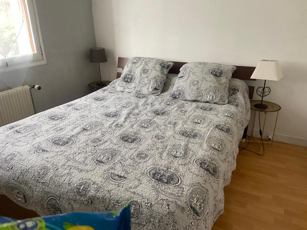 Giường trong phòng chung tại PLIM CIE 2 chambres, sde à l'étage