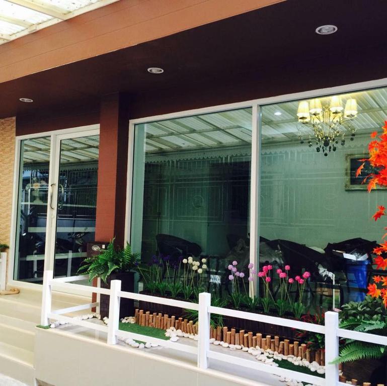 a store front with flowers in a window at Bann Bunga Inn in Bangkok