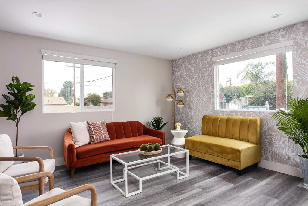 Un lugar para sentarse en Upscale 4BR Haven Sleeps 8 with Free Parking