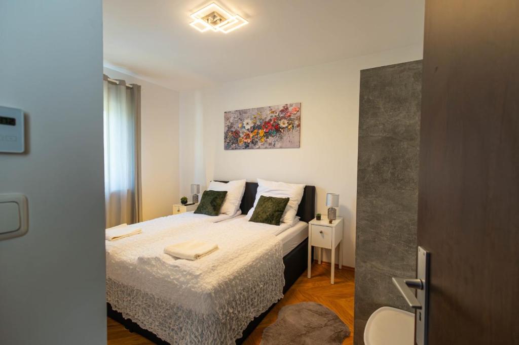 En eller flere senge i et værelse på Magic Pine