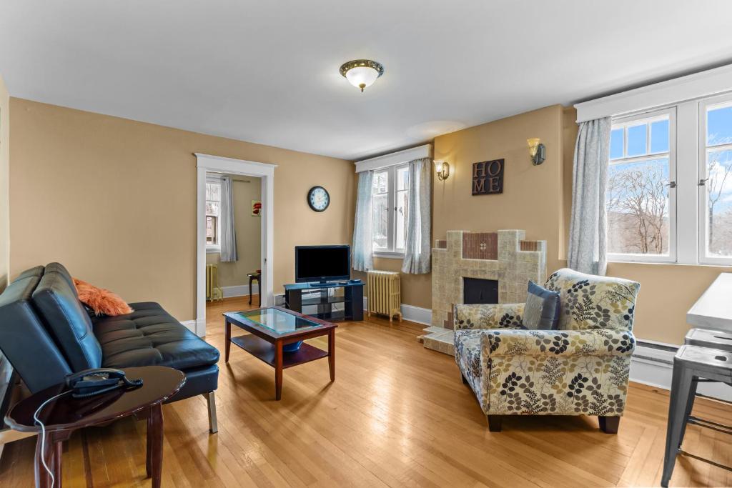 een woonkamer met een bank en een open haard bij Midstream Executive 2BR Wi-Fi Parking in St. John's