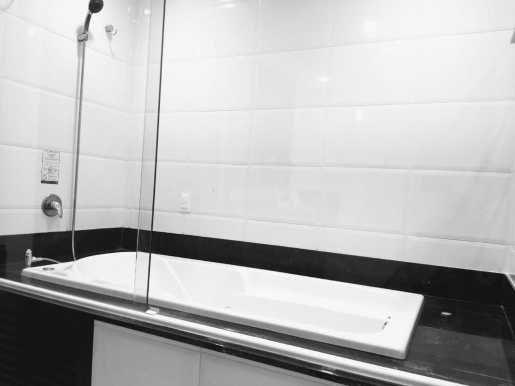 Suíte Beleza Pura V11- B في بيبا: حمام مع حوض أبيض ومرآة