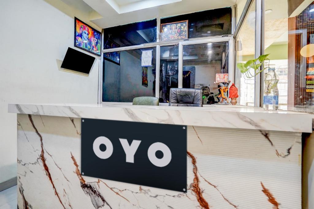 uma placa na frente de uma loja em Super Hotel O Panchi Pride em Bhopal