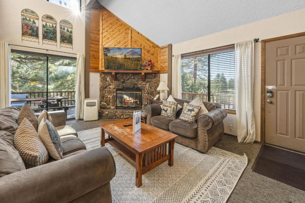 Et opholdsområde på Bear Canyon: Large Cabin, Beautiful Views & HotTub