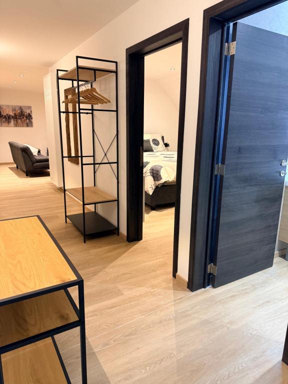 a room with a mirror and a room with a bed at Carpe Diem in Ath