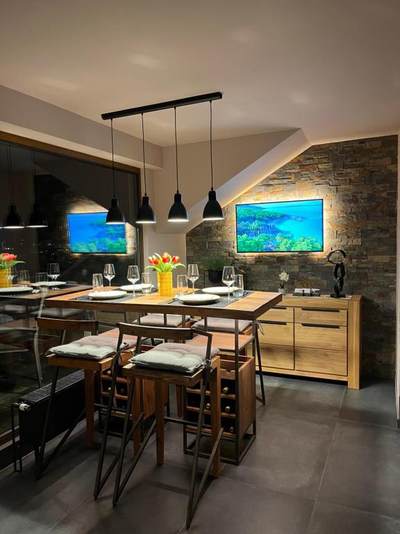 HTS Mosel Apartment Wanderlust Bernkastel Andel في بيرنكاستل كويز: غرفة طعام مع طاولة وبعض الكراسي