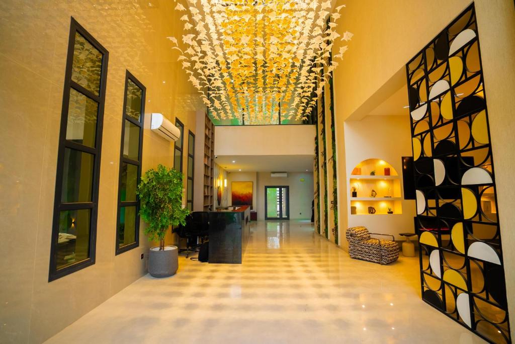 a hallway with a ceiling with a chandelier at Résidence LOBOS in Dakar