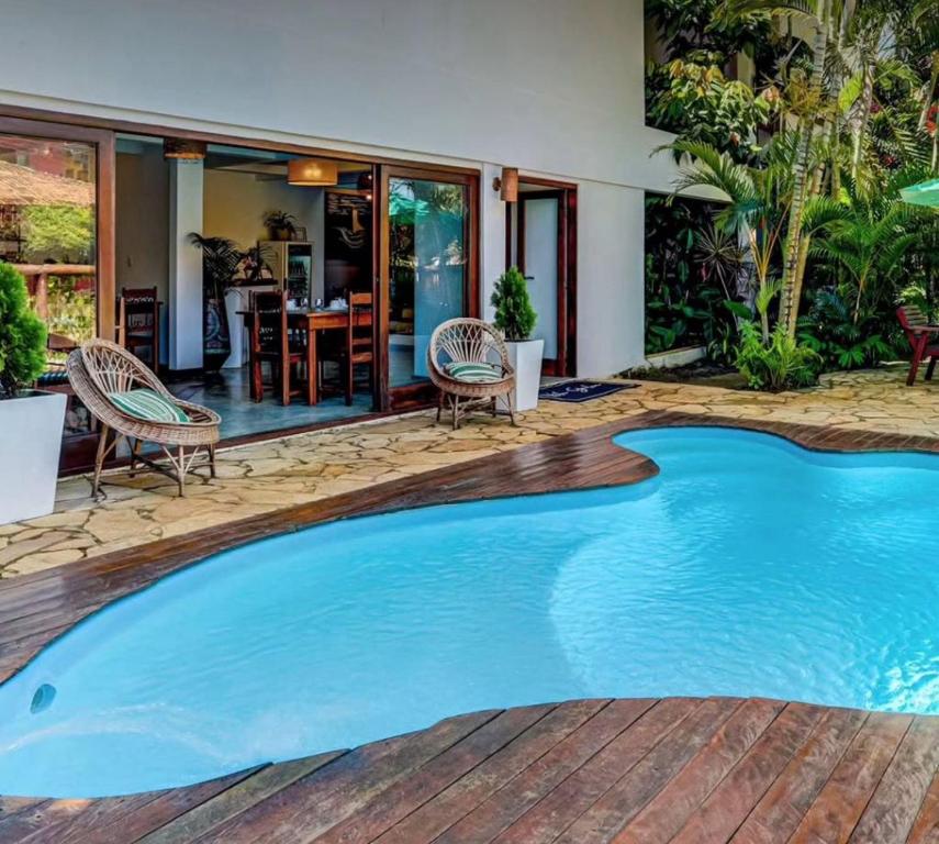 una piscina con un tiburón en el medio en Pousada Casa Palo, en Itacaré