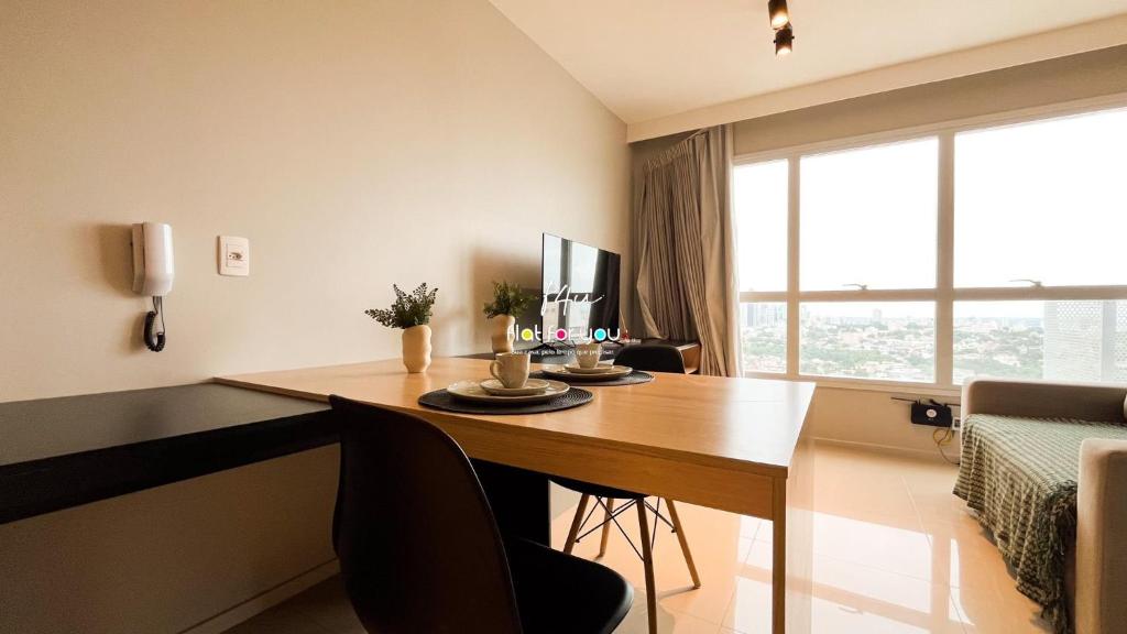 Una habitación con un escritorio con una computadora encima. en #2002T# Lindo studio Jd. Goiás., en Goiânia