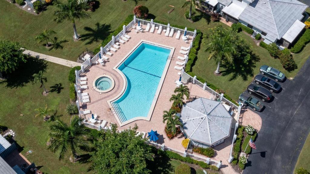 eine Draufsicht auf ein Schwimmbad in einem Park in der Unterkunft San Marco Villa - SMV62 in Marco Island