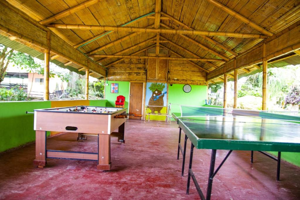 Instalaciones para jugar ping pong en HOTEL Casa del Árbol ECOPARQUE CHINAUTA o alrededores