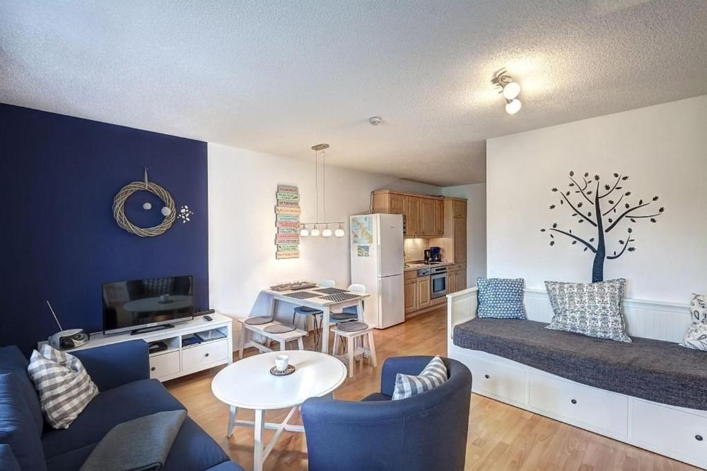 een woonkamer met een bank en een tafel bij Fewo Henri in Zempin